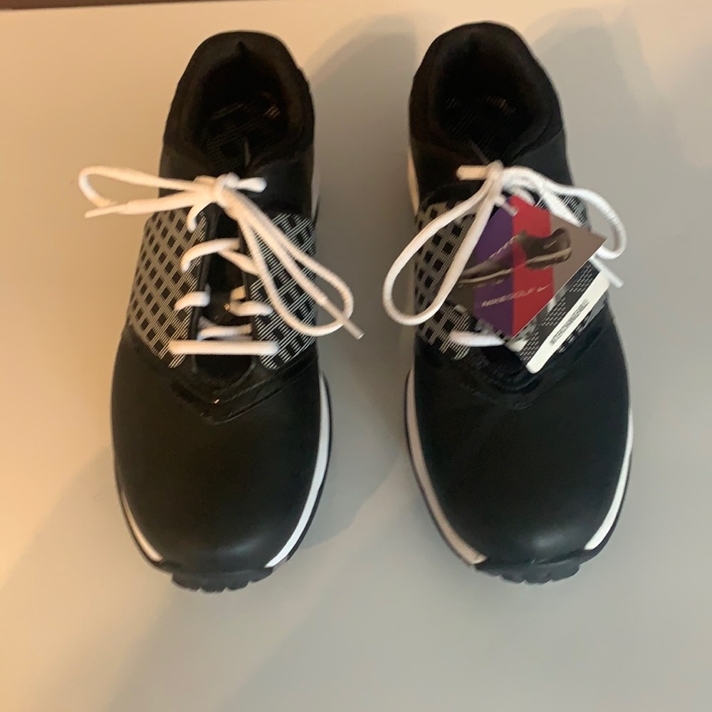 New with Tags Nike Air women’s golf shoes size 7W